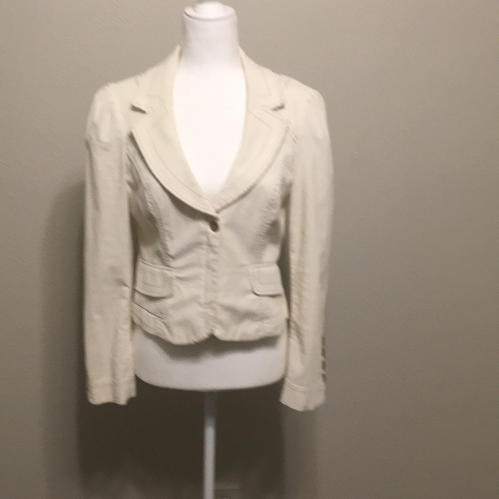 White Fitted jack/blazer with corduroy feel.